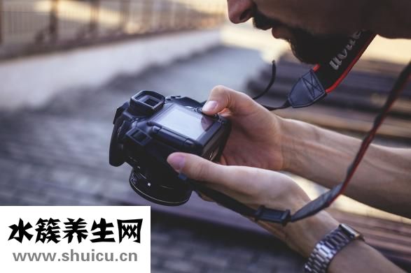 自制蟹黄酱：先烧开再放入蟹黄和蟹膏搅拌均匀即可食用