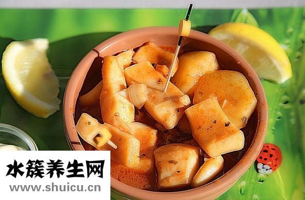 墨鱼干用清水浸泡一小时切成丝状再切成片状备用