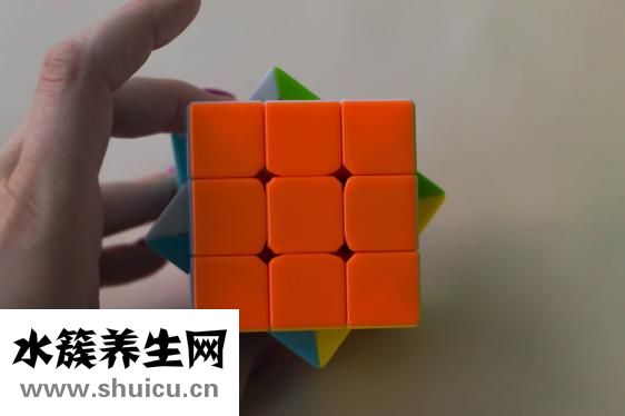 手掌脱皮是怎么回事