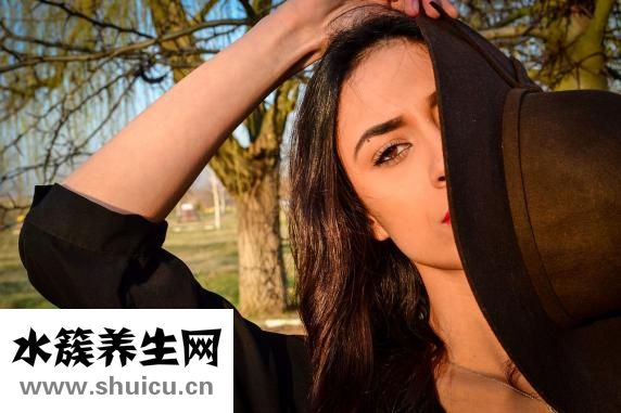 嘴唇干裂脱皮怎么办