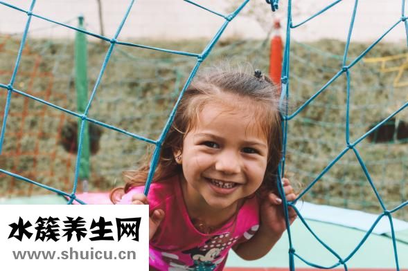 宝宝发烧怎么办？一般是因为吃太多热性食物和睡姿不对