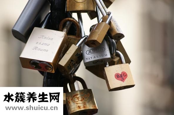 嘴唇干裂怎么办
