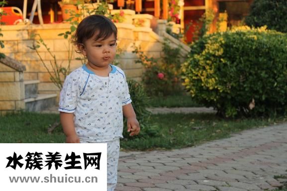 婴儿打嗝是怎么回事？一般宝宝很小时会打嗝