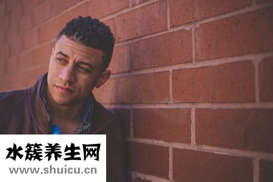 脸上起皮是怎么回事