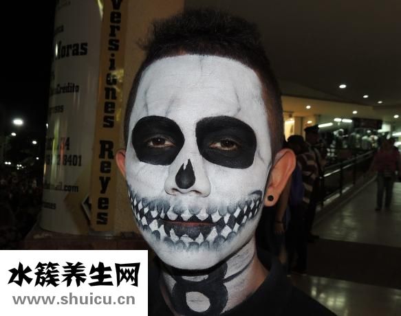 脸上起皮是怎么回事