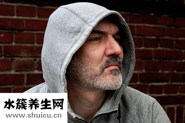 怎么样给头发补水