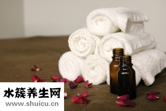 外贴敷疗法具体做法：先用消毒棉签蘸取药物贴敷穴位