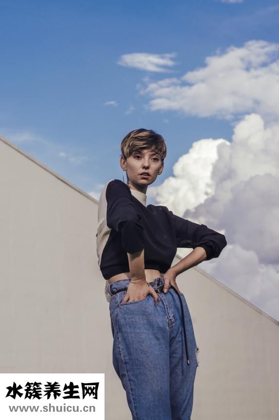 短发如何使用卷发棒