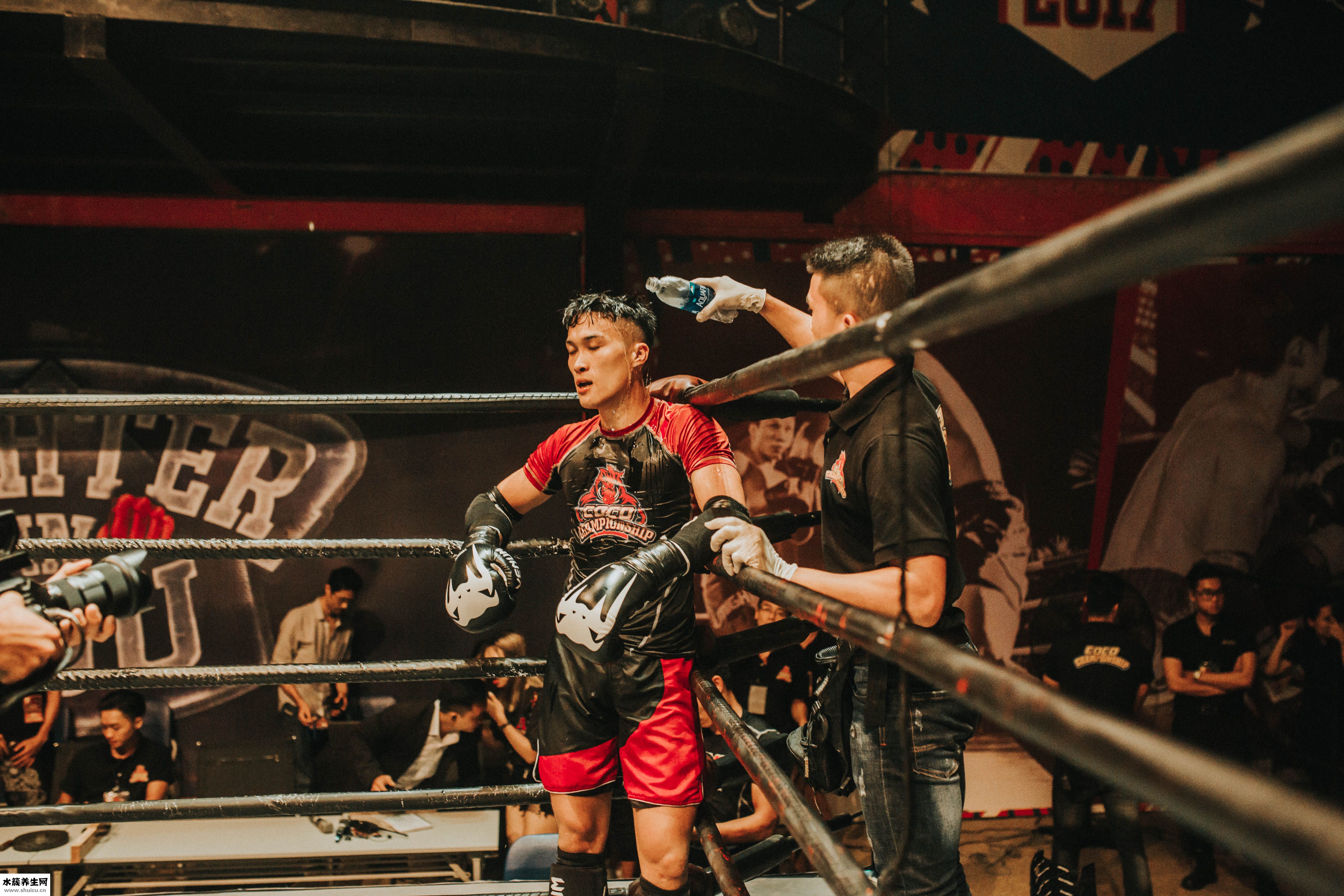 冲肩俯卧撑怎么做