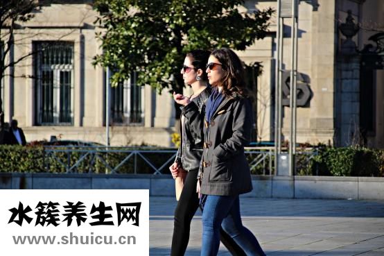 头上出油是怎么回事