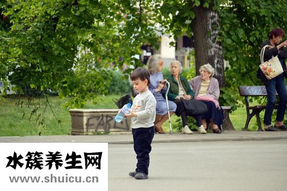 小孩胆小怕生怎么办
