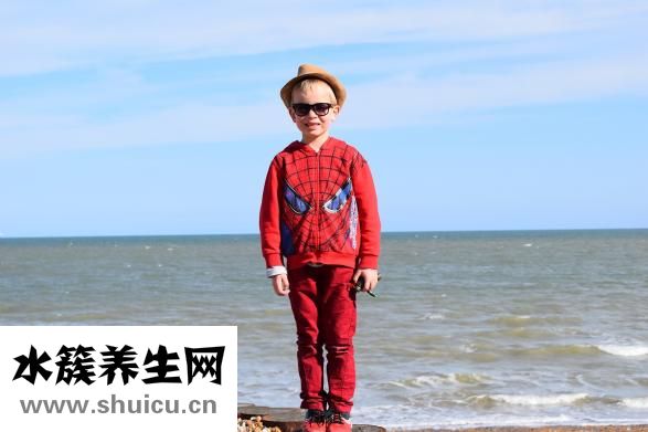 小孩胆小怕生怎么办