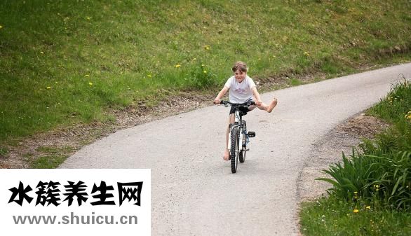 站立时双手怎么放