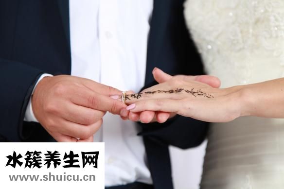戒指掉马桶里怎么办