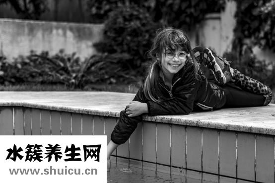 新生儿头发少怎么办