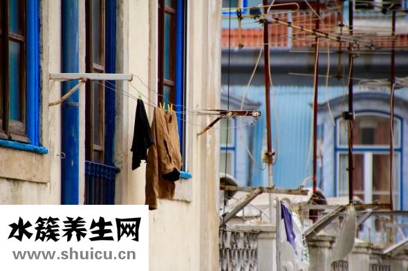 衣服长黑点怎么洗