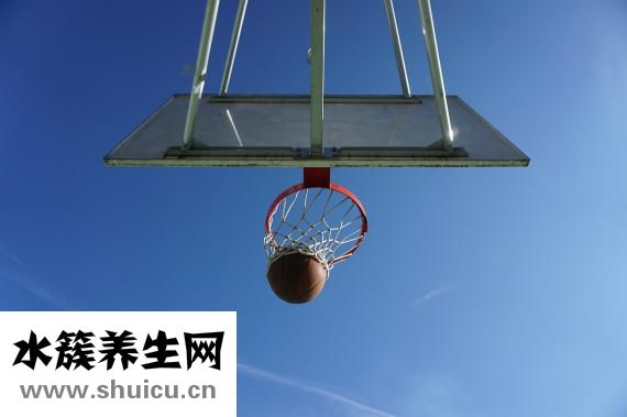 足球怎么用身体