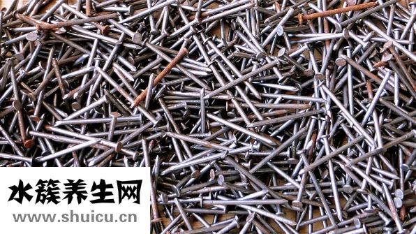 墙上的钉子洞怎么补