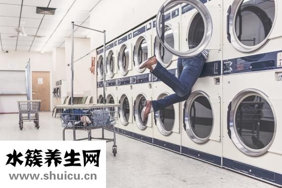 羽绒服上有油怎么洗