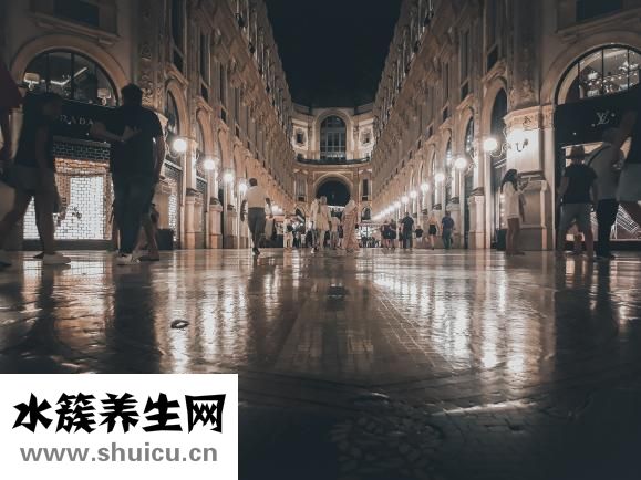 白色运动裤怎么搭配