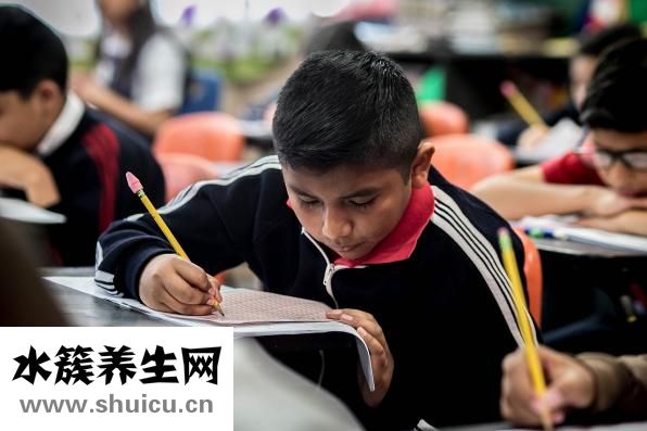 他近视了英语怎么说