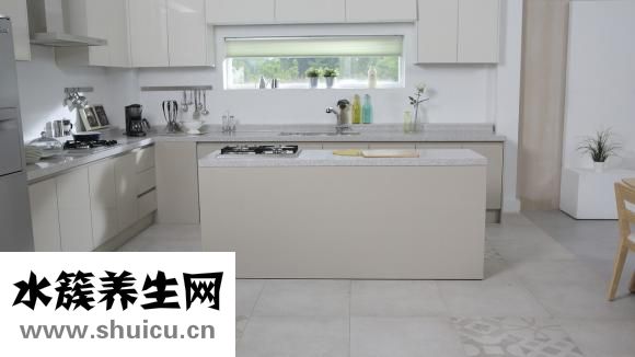 厨房墙上怎么装隔板
