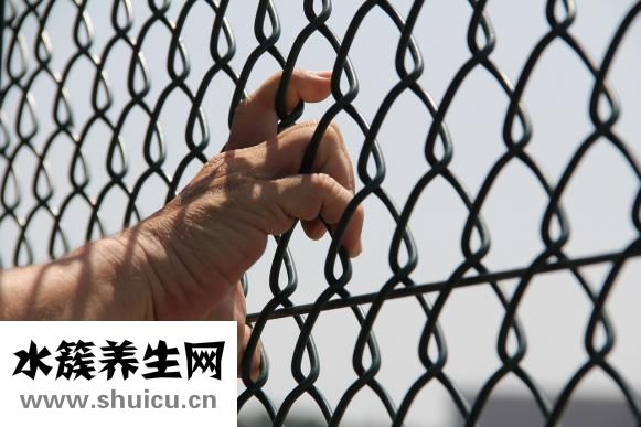 手老是裂口怎么办