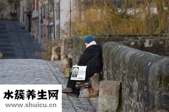老人断胸骨怎么办