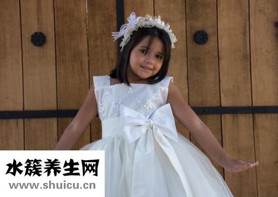 穿裙子怎么戴长丝巾