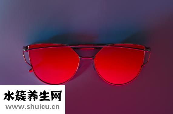 眼睛流脓是怎么回事