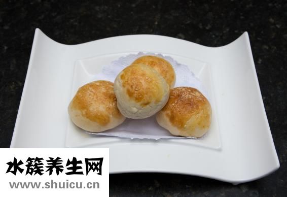 蓝色菱格包怎么搭配