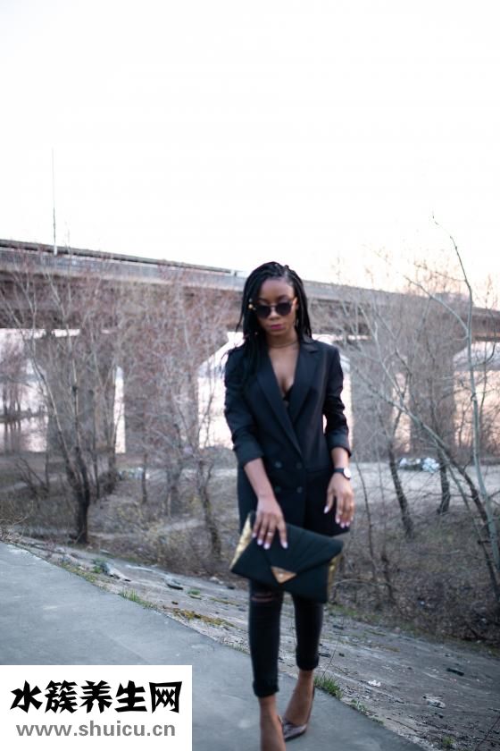 衣服被拉宽了怎么办