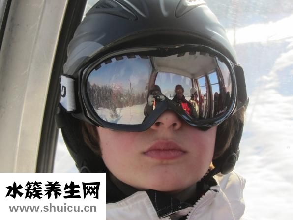 眼镜怎么护理？正面和侧面清洗保持清洁干燥