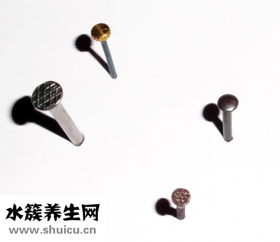 在墙上怎么钉钉子