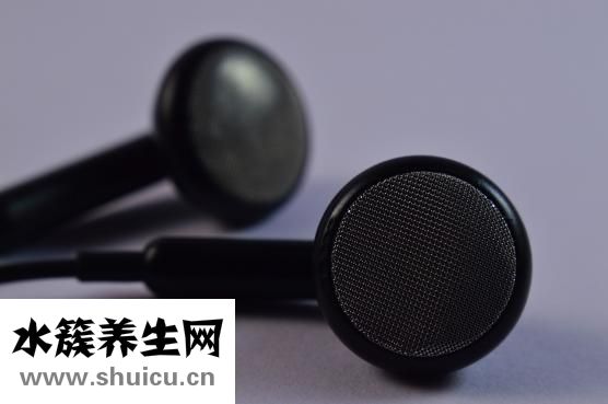 耳机怎么塞到耳朵里
