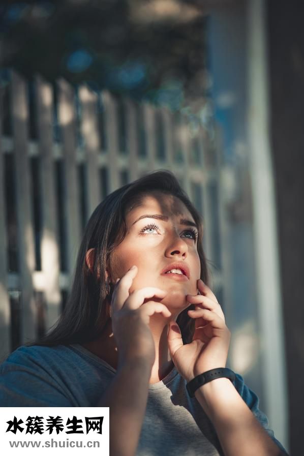 女人背厚怎么办