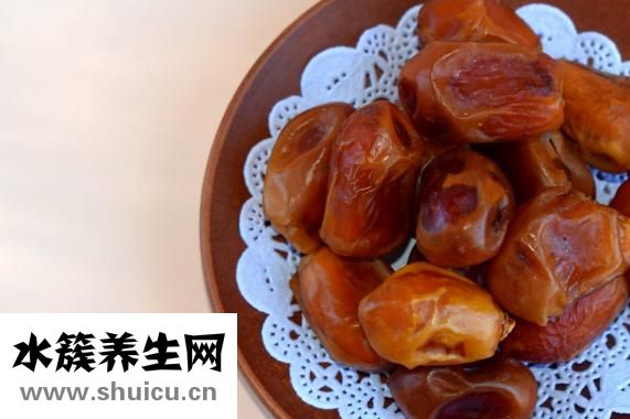 黄桃硬的怎么变软？可以把黄桃去皮后放入碗中煮一下