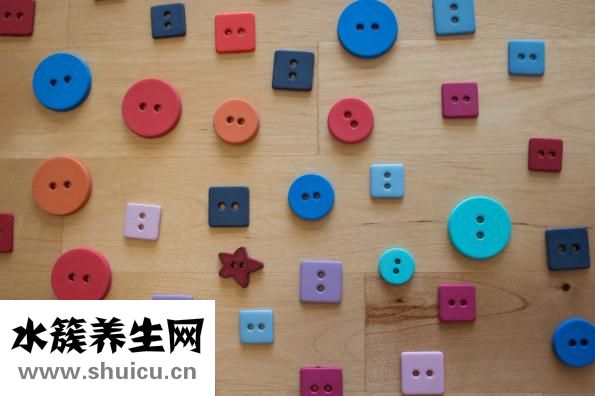 便西两颗扣子怎么扣