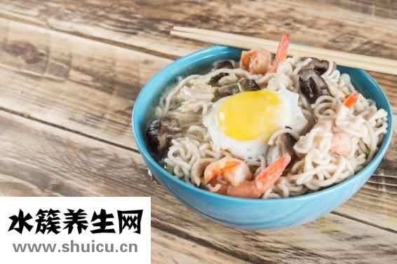 先过下油再倒入肉丝颠锅翻炒均匀即可出锅