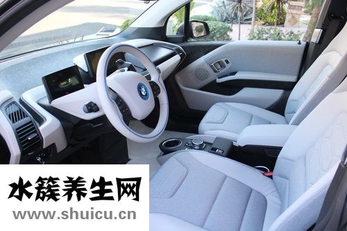 踹我车门踹出一个坑小白害怕不敢贸然开门