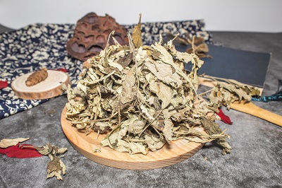 艾叶泡脚的十大好处（艾草泡脚后的排毒反应）