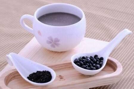 黑豆怎样吃治白发变黑发（常吃黑豆的十大惊人好处）