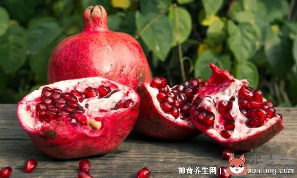 石榴籽嚼碎了可以吞下去吗（医生说石榴籽嚼碎了吃会中毒）