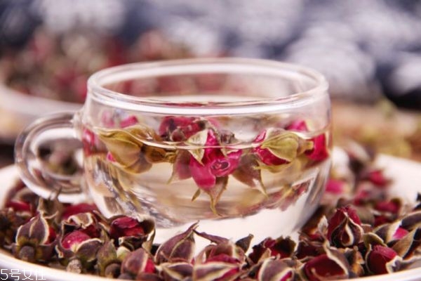 干玫瑰花泡水喝的害处（干玫瑰花泡水喝的害处和功效）
