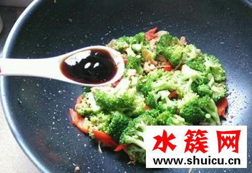 炒西兰花放蚝油吗