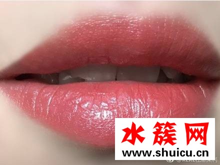 淡粉色