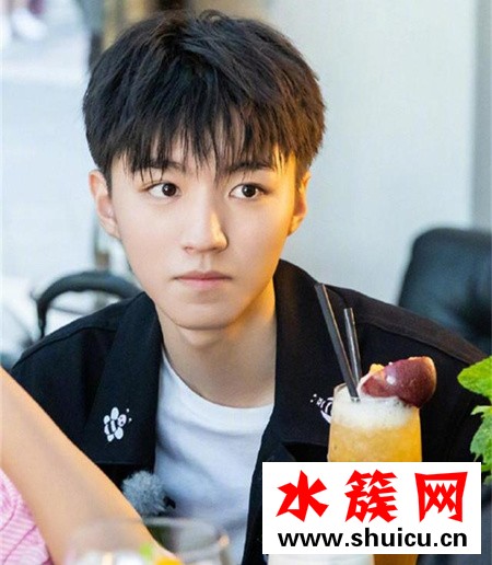 王一博灰蓝色头发图片欣赏