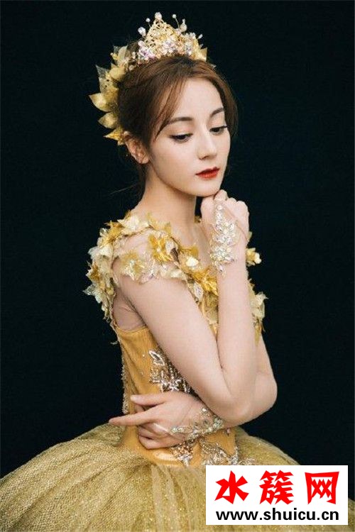 迪丽热巴摔倒