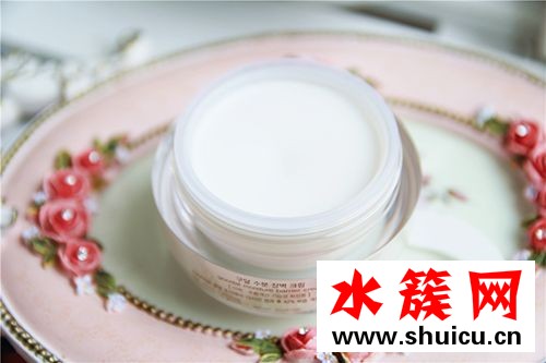防晒霜和素颜霜使用顺序