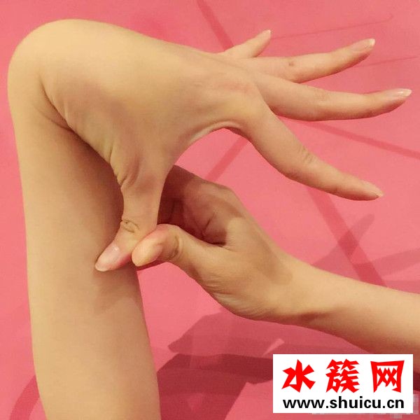唐嫣再现软骨功！脑袋深入双腿间柔韧度惊人 好身材的女明星